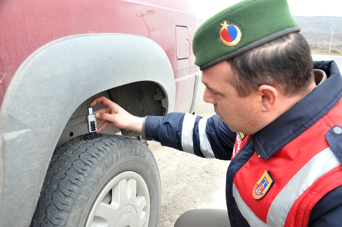 Jandarmadan Kış Lastiği Uygulaması