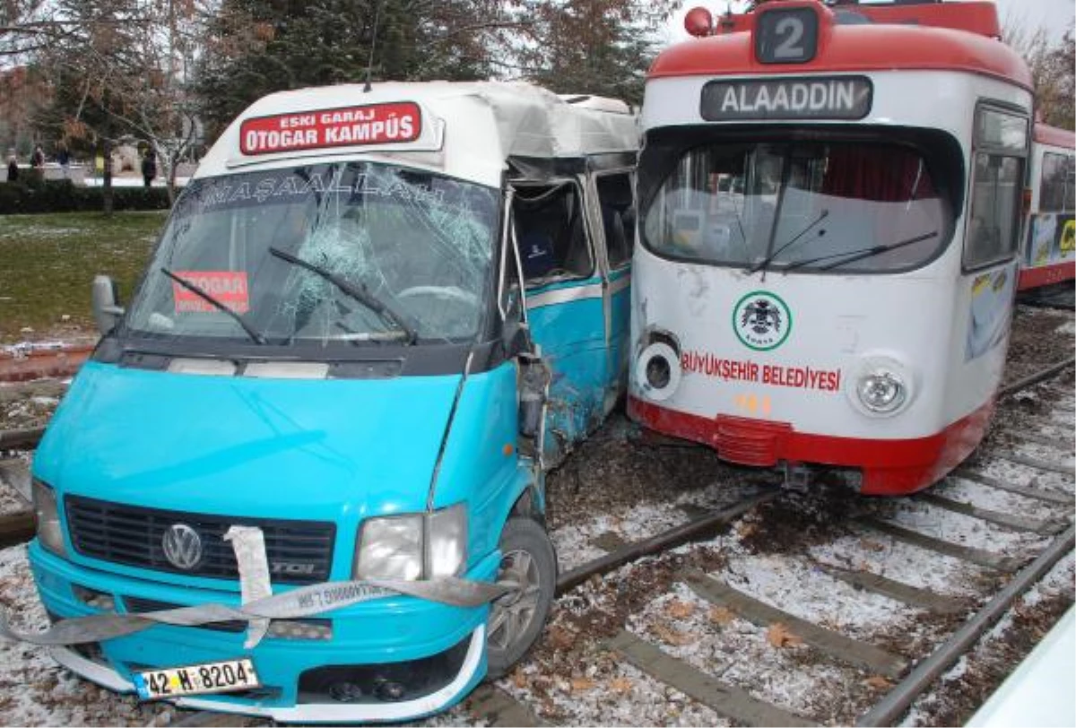 Kampüste Tramvay ile Minibüs Çarpıştı: 25 Yaralı