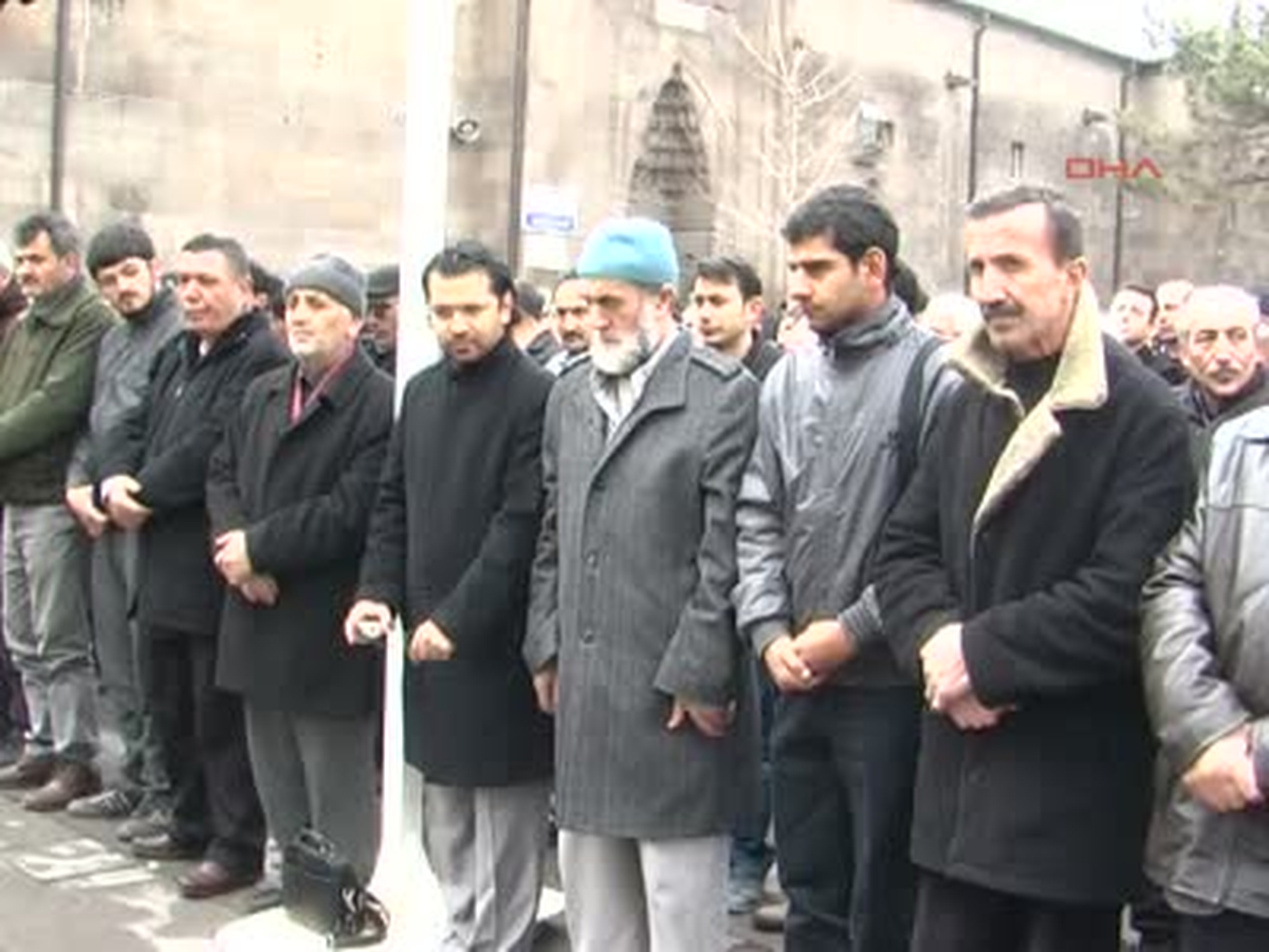 Suriye\'de Ölenler İçin Gıyabi Cenaze Namazı