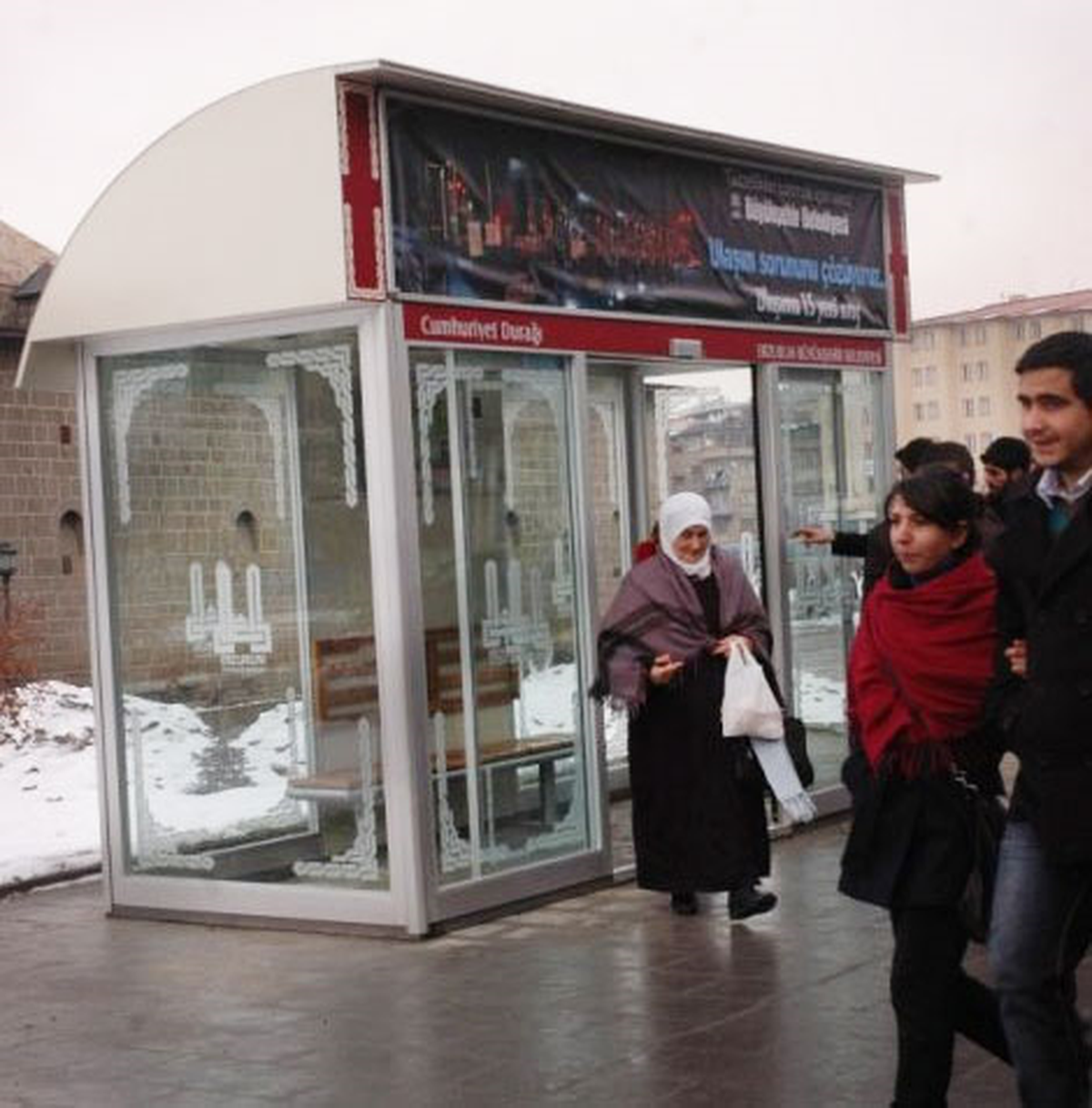 Kışın Sıcak, Yazın Serin Otobüs Durağı
