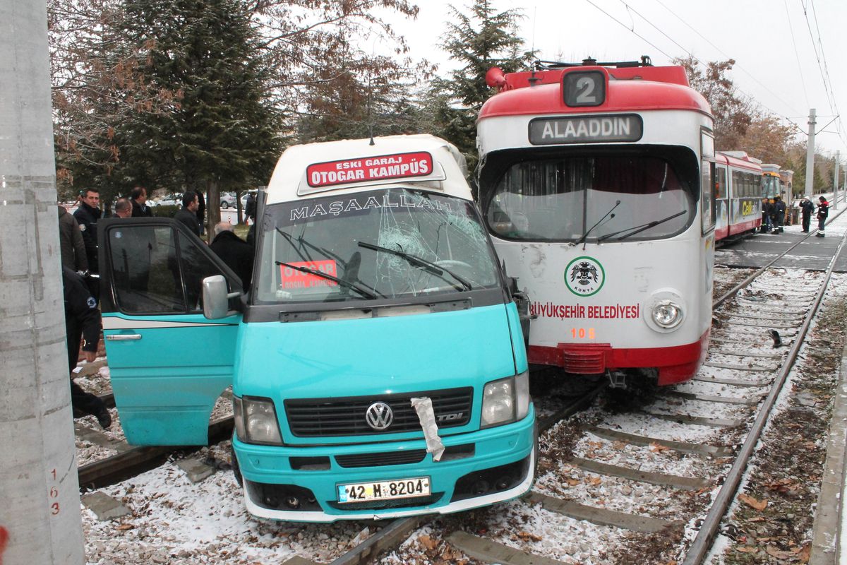 Konya\'da Tramvay Yolcu Minibüsüne Çarptı