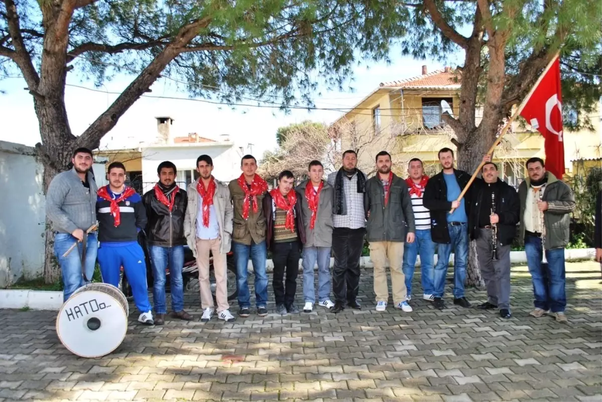 Küçükköy\'de Askerleri Belediye Uğurluyor