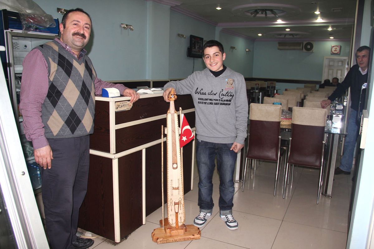 Lokantada Sergilenen Kemençe İlgi Görüyor