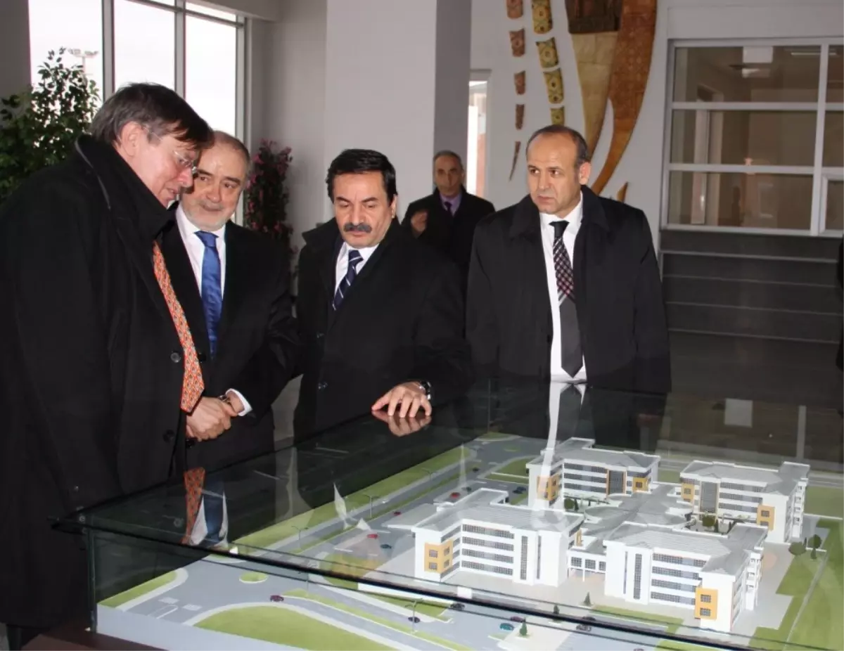 Macaristan Büyükelçisi\'nden Rektöre Ziyaret