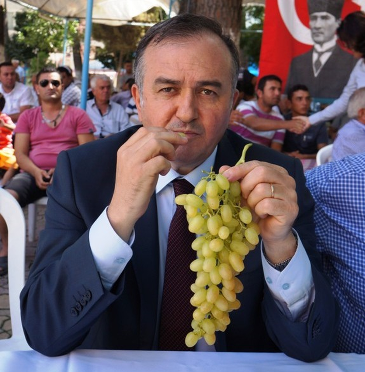 MHP\'li Akçay, Manisalılar\'ın Borcunu Sordu