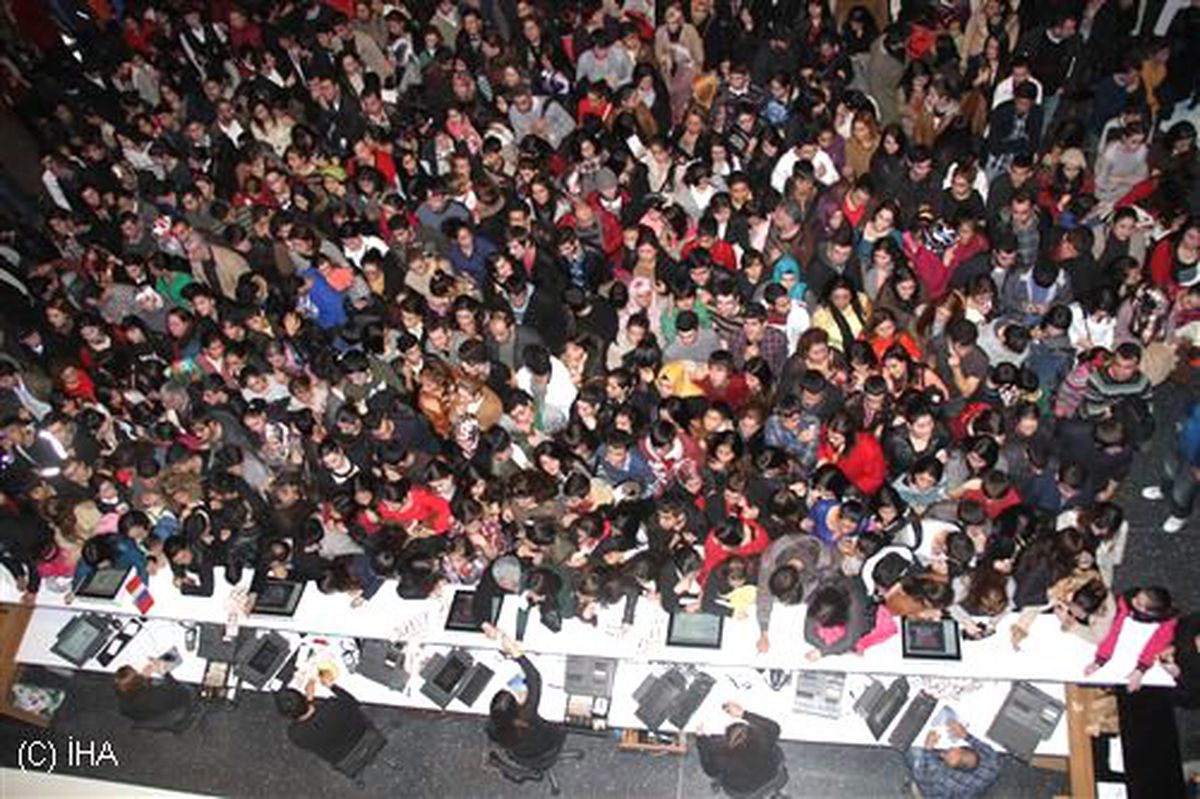 Miting Gibi Sinema Kuyruğu