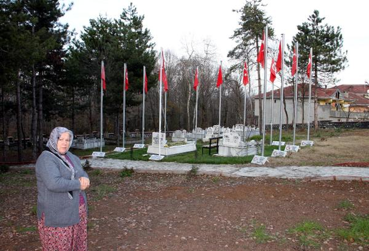 Oğlu ile Şehit Olan 12 Askerin Adını Mezarlıkta Yaşatıyor