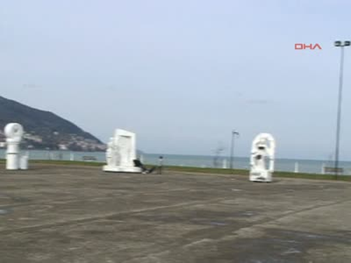 Orduekkadın Figürlü Heykellere Sprey Boyalı Saldırı