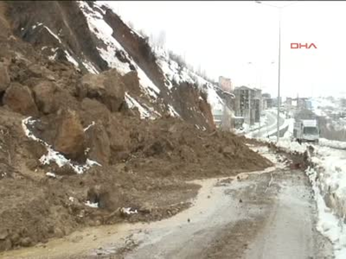 Şemdinli Yolunda Heyelan