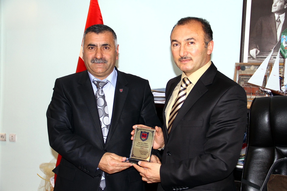 Belediye Başkanı Köksoy\'a Plaket