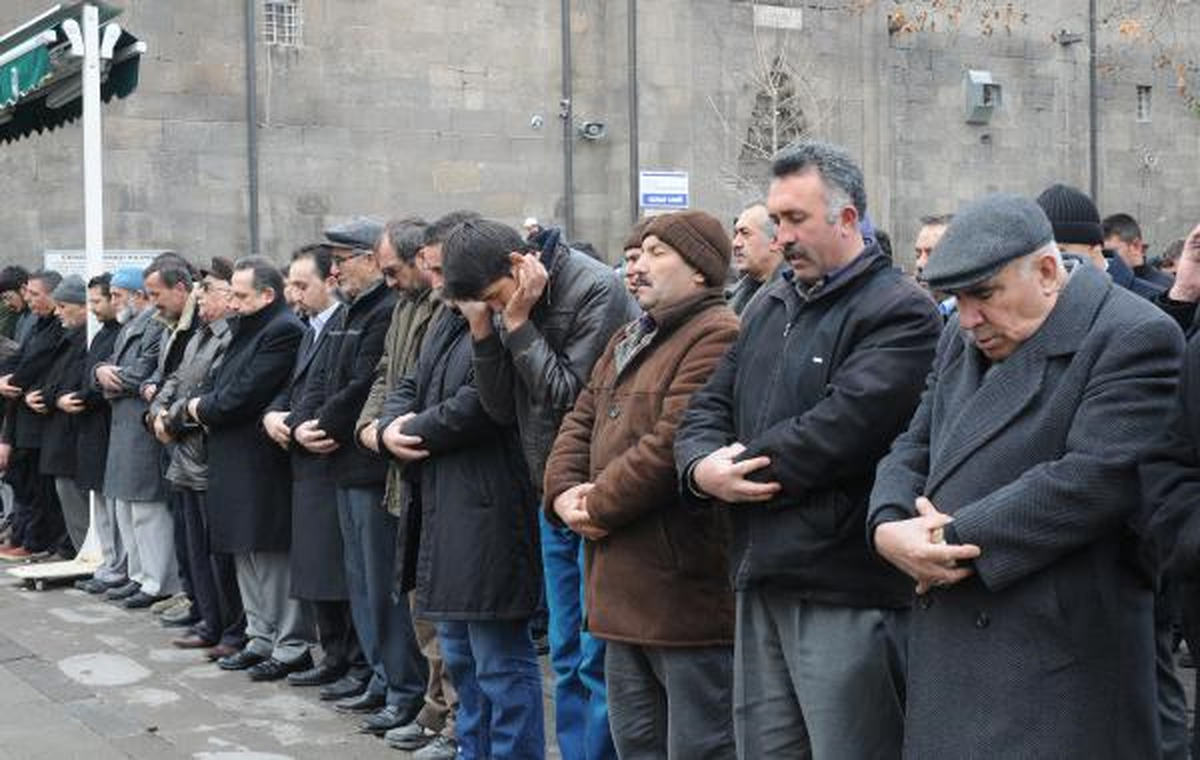 Suriye\'de Ölenler İçin Gıyabi Cenaze Namazı