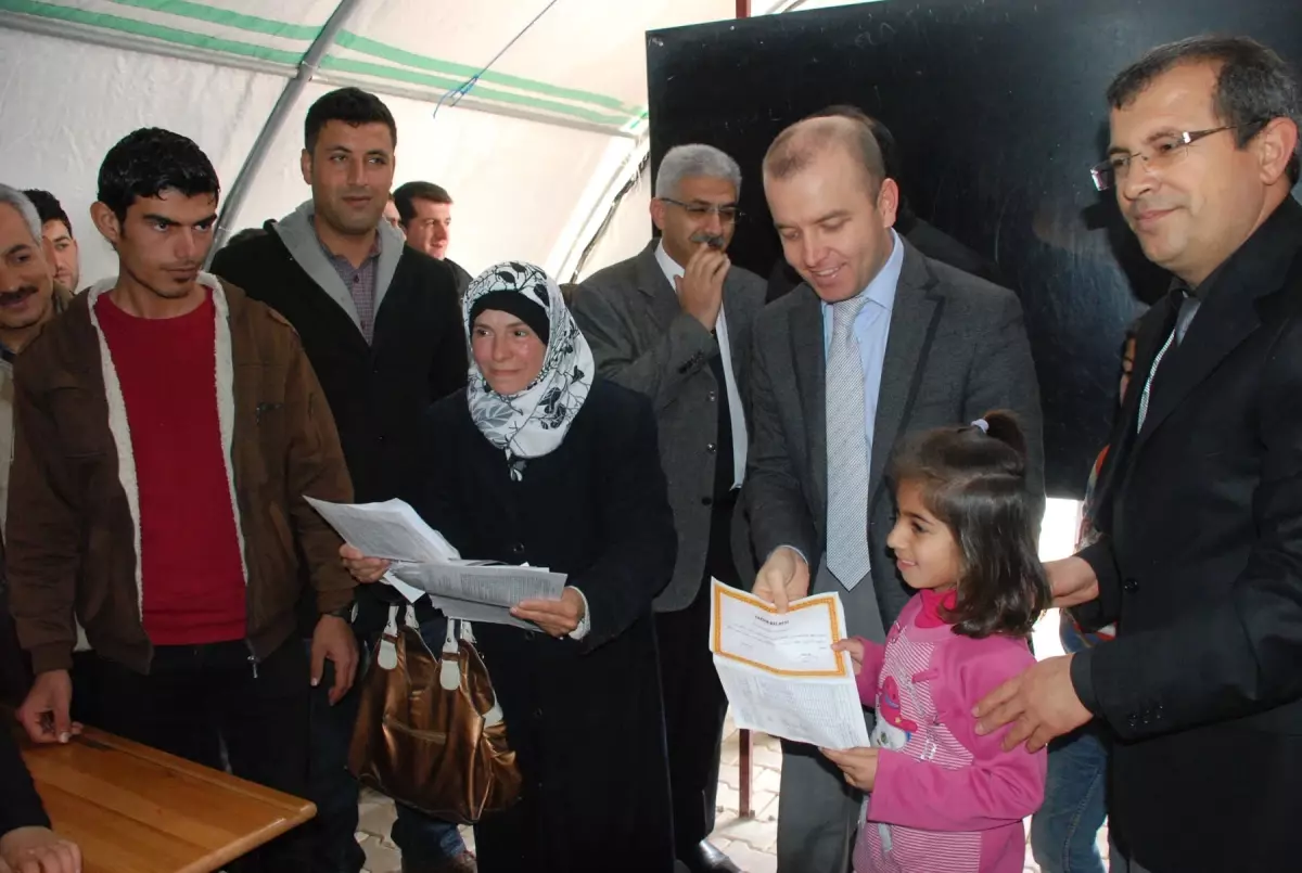 Suriyeli Çocukların Karne Sevinci