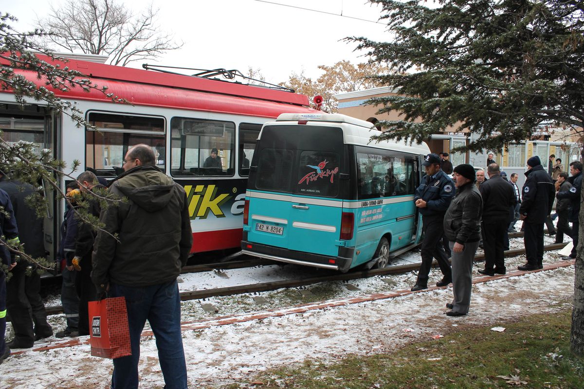 Tramvay Minibüse Çarptı