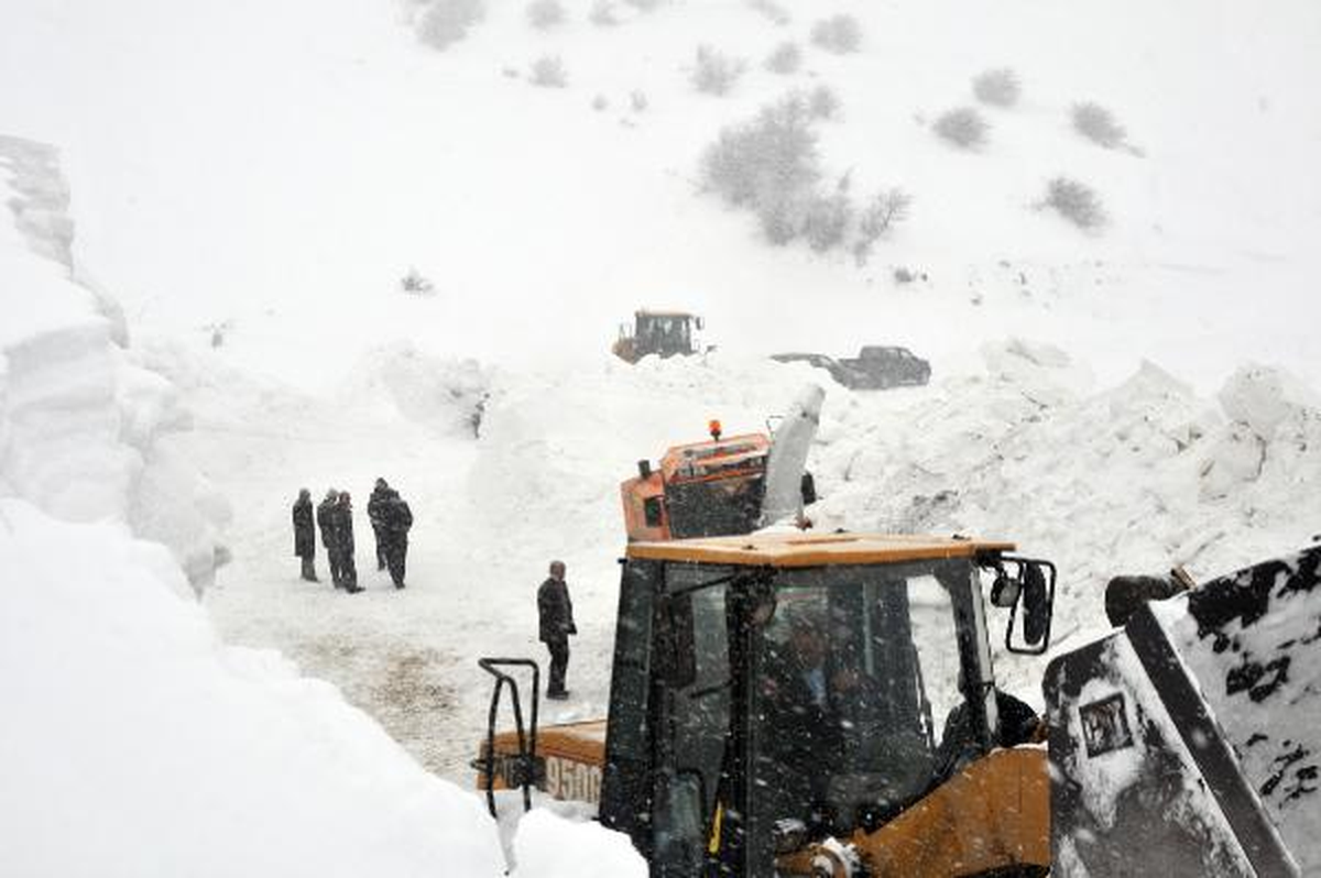 10 Metrelik Karda Yolu Açıyorlar