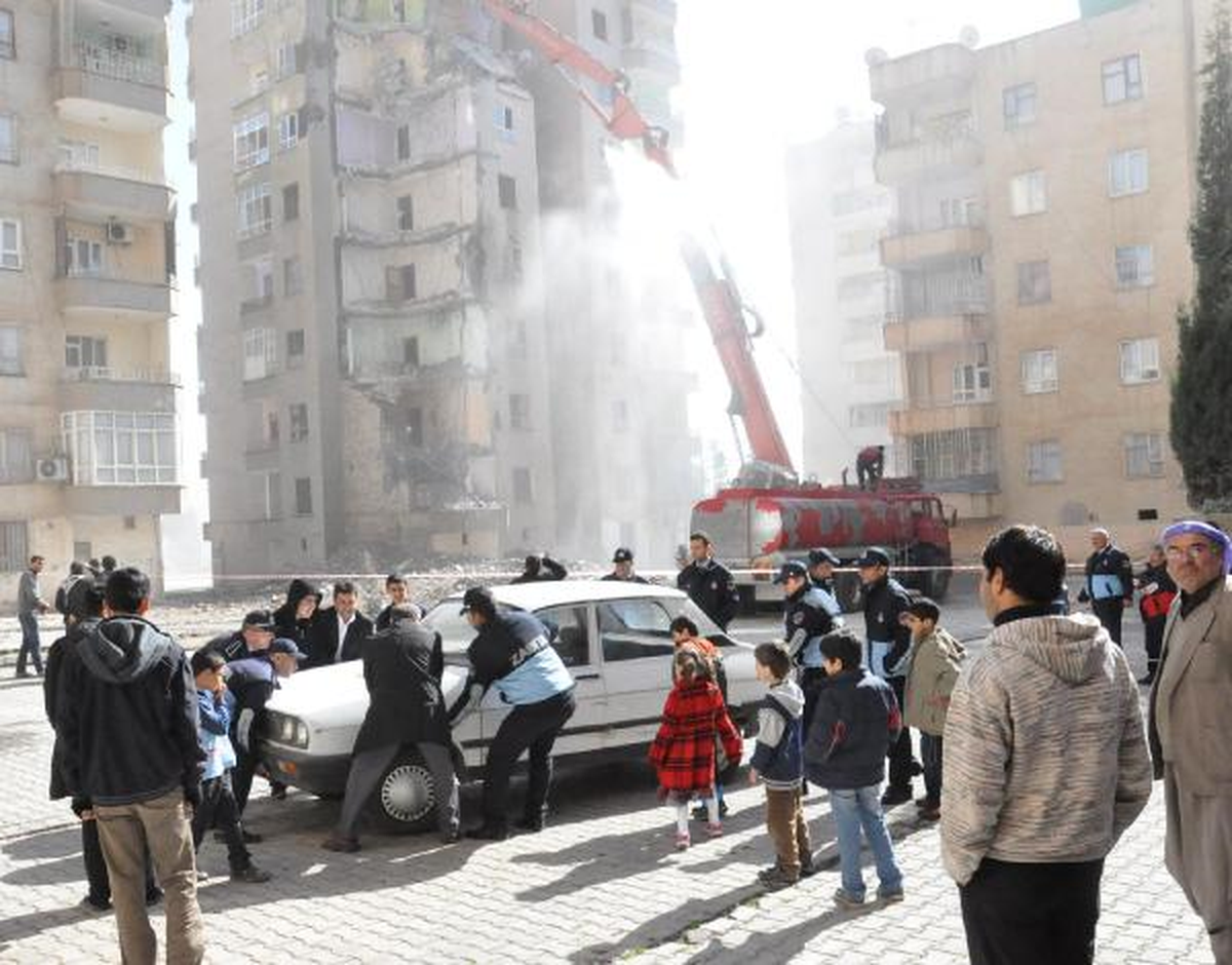 4 Kolonu Patlayan 9 Katlı Apartman Yıkılıyor