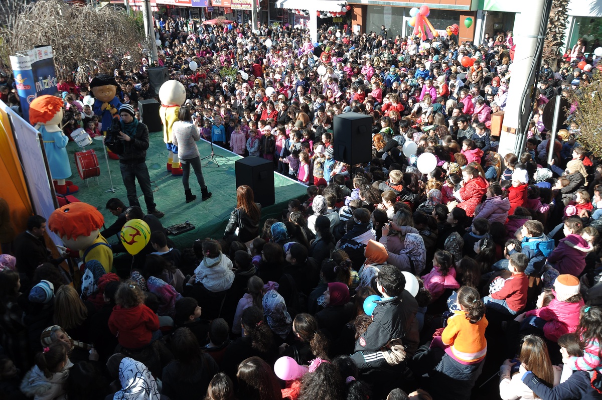 Akhisar Alışveriş Festivali\'nde Caillou İlgi Odağı Oldu