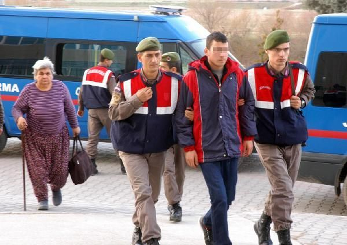 Annesini Döven Babasını Öldürdü