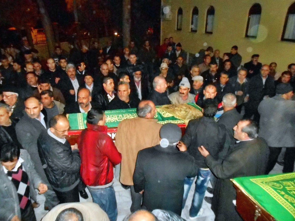 Aydın\'ın Söke İlçesinde, Menderes Nehri\'ne Düştüğü ve 4 Kişilik Arslan Ailesinin İçerisinde...