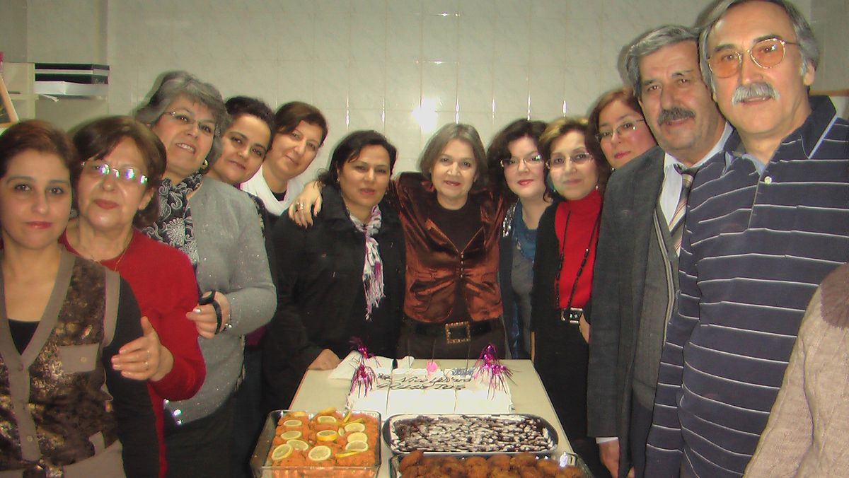 Ayşe Taş\'a Sürpriz Yaş Günü Kutlaması