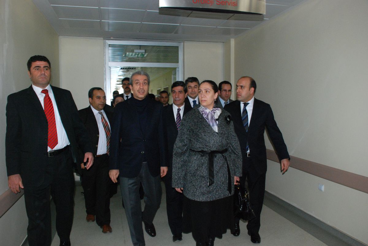 Bakan Eker Diyarbakır\'da Çeşitli Açılış ve Temel Atma Törenine Katıldı