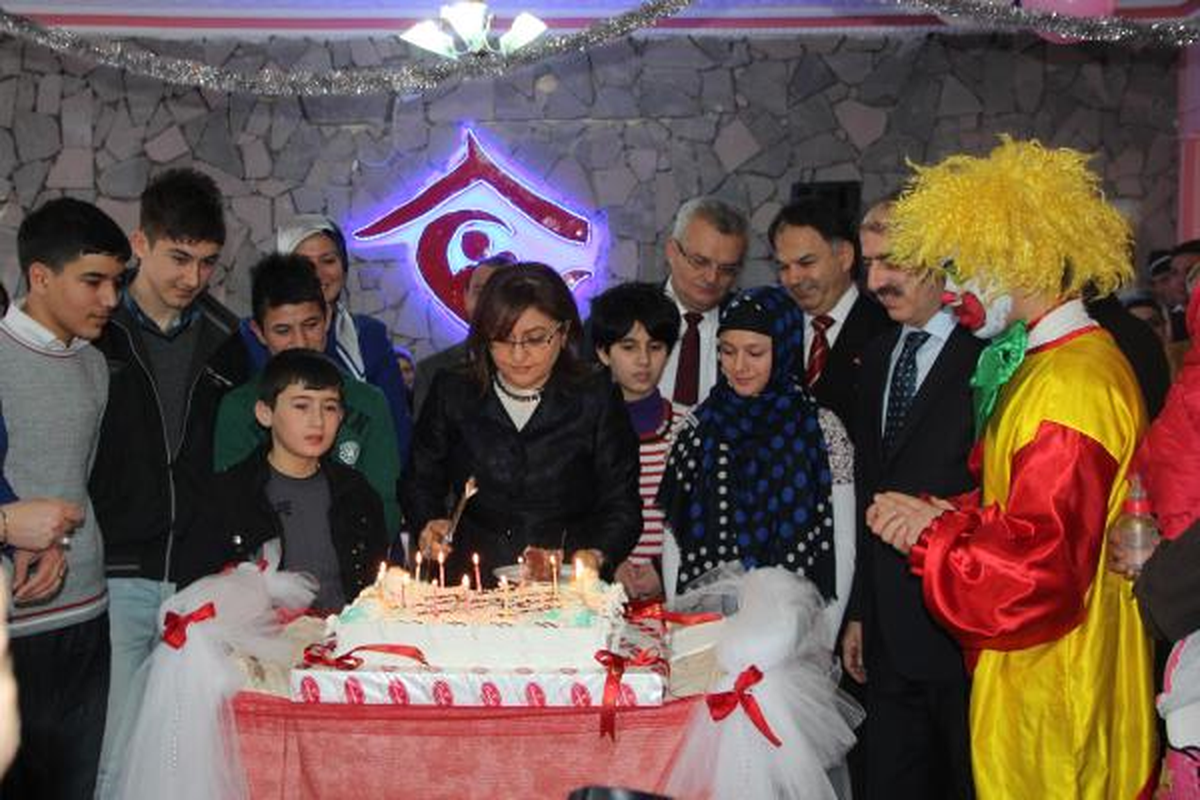 Bakan Şahin\'den Yurt Çocuklarına Özel Doğum Günü Kutlaması