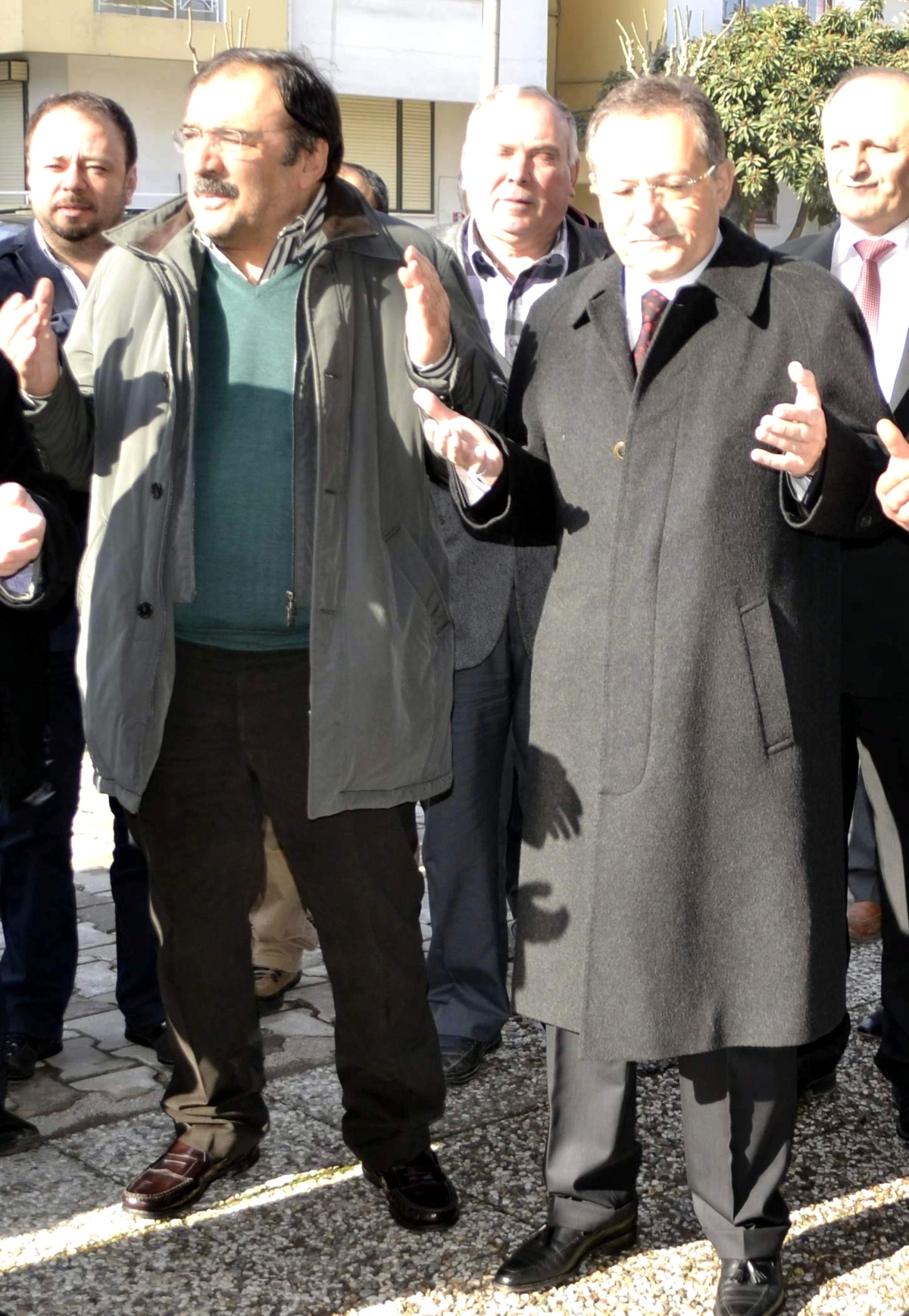 Balıkesir\'de Siyaset ve İş Dünyası Et Marketi Açılışında Bir Araya Geldi