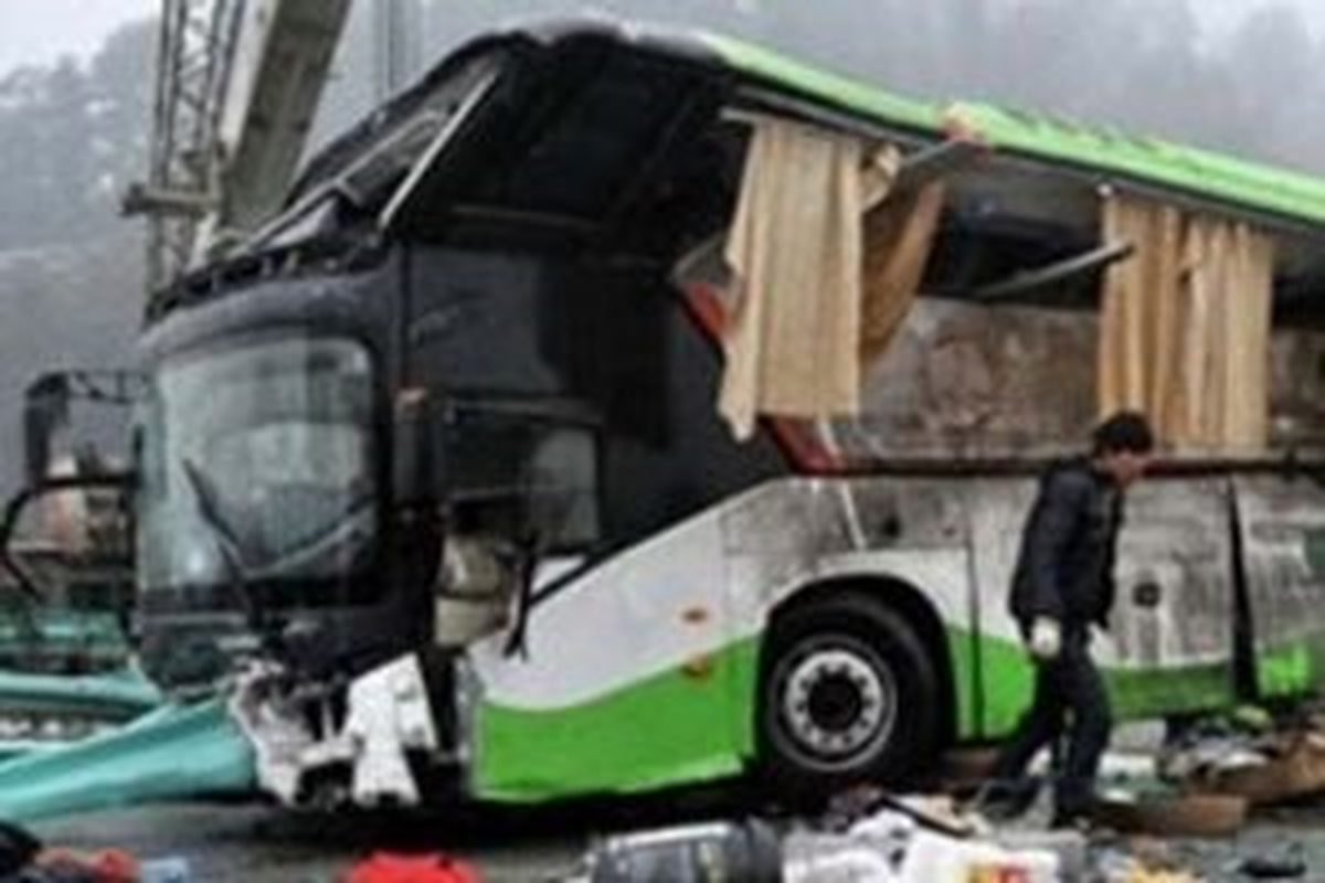 Çin\'de Otobüs Kazası: 18 Ölü