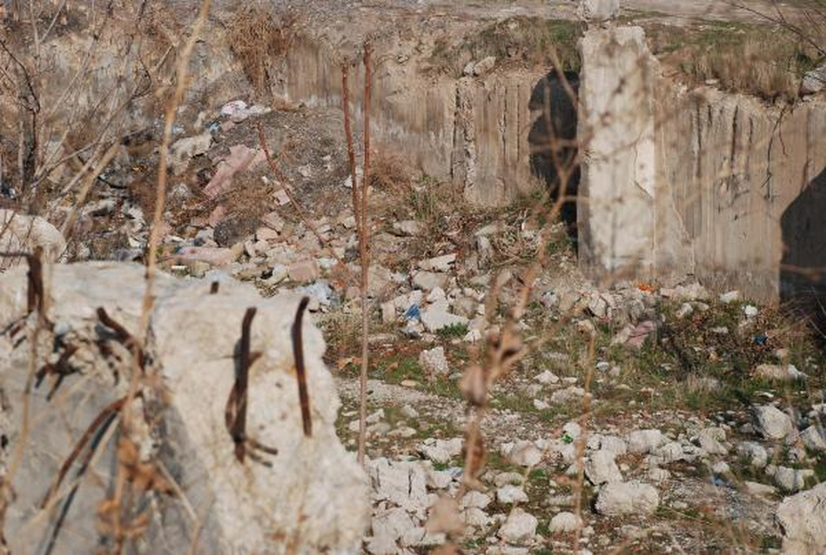 Çöken Zümrüt Apartmanı\'nda Ölenler, Enkaz Başında Anıldı