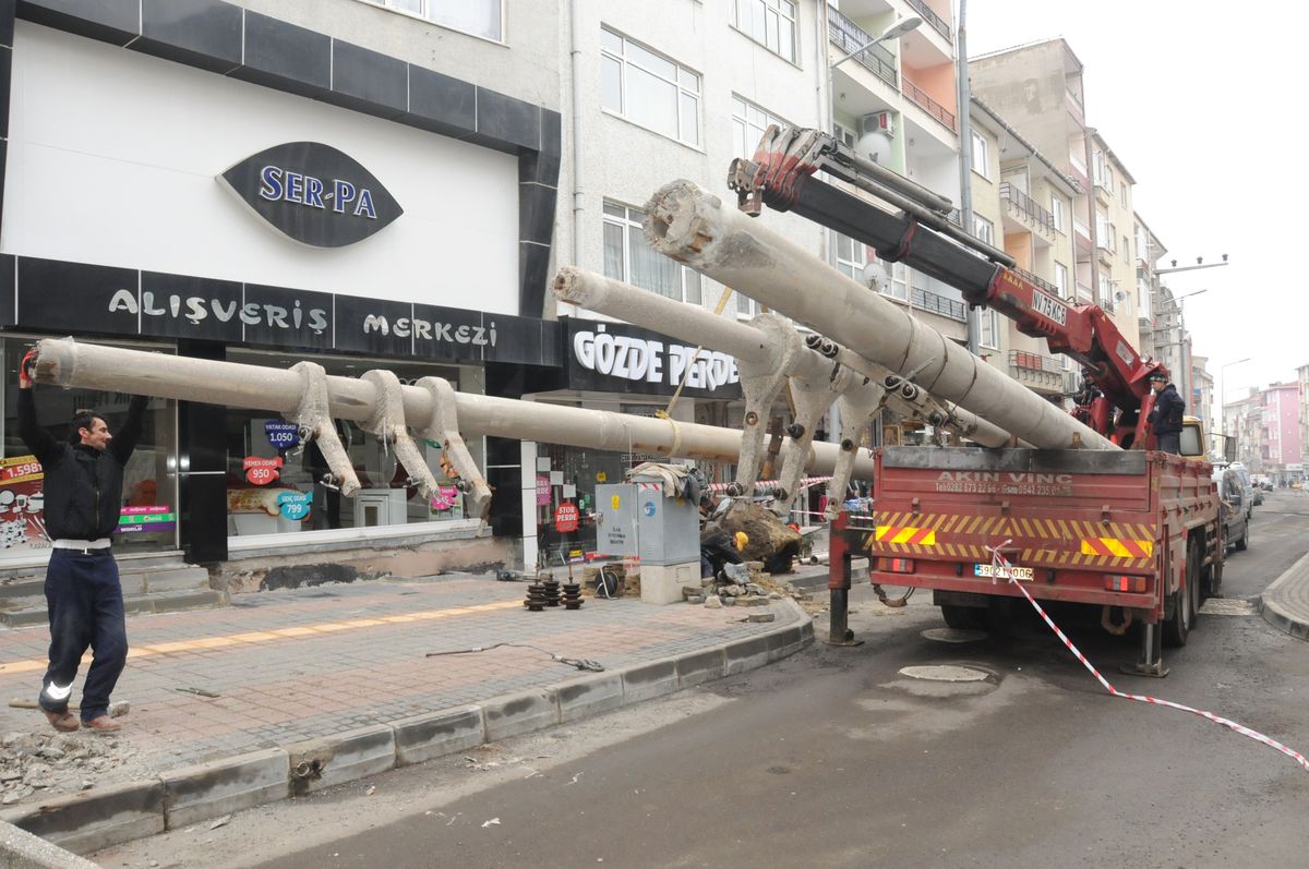 Çorlu\'da Direkler Sökülüyor Elektrik Yeraltına Veriliyor