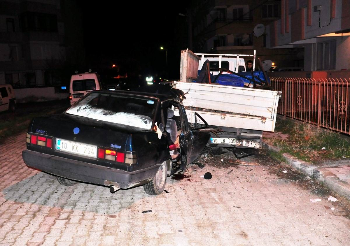 Edremit\'te Trafik Kazası: 3 Ölü