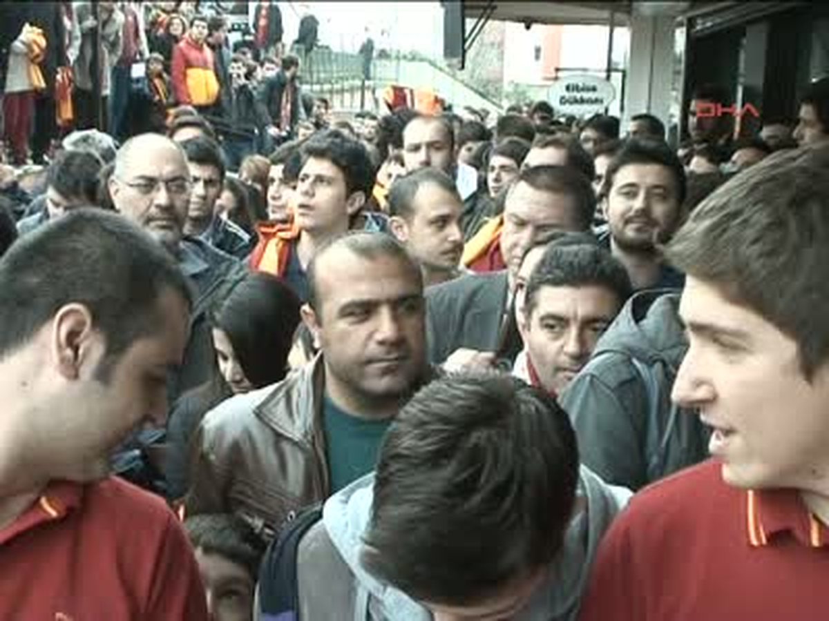 Ekbursa\'daki Gsstore\'da Galatasaraylı Taraftarlar Kendi Aralarandı Kavga Etti