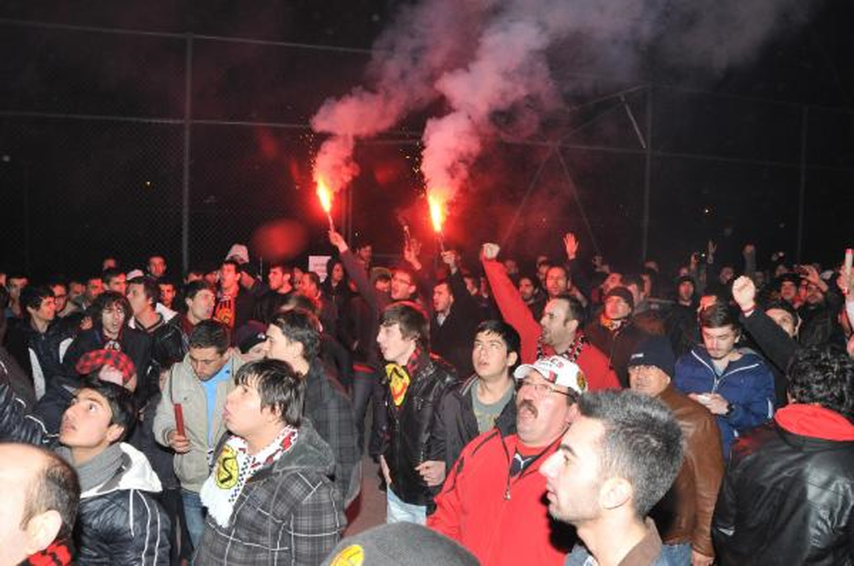 Eskişehirspor Taraftarlarından Takımlarına Meşaleli Destek