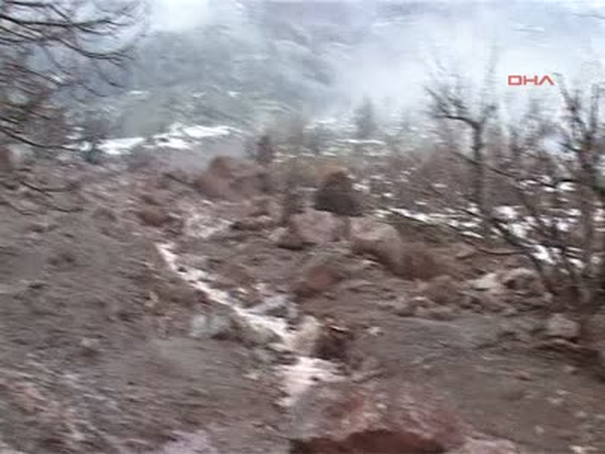 Hakkari Şemdinli Derecik\'te Sel Köprüleri Yıktı