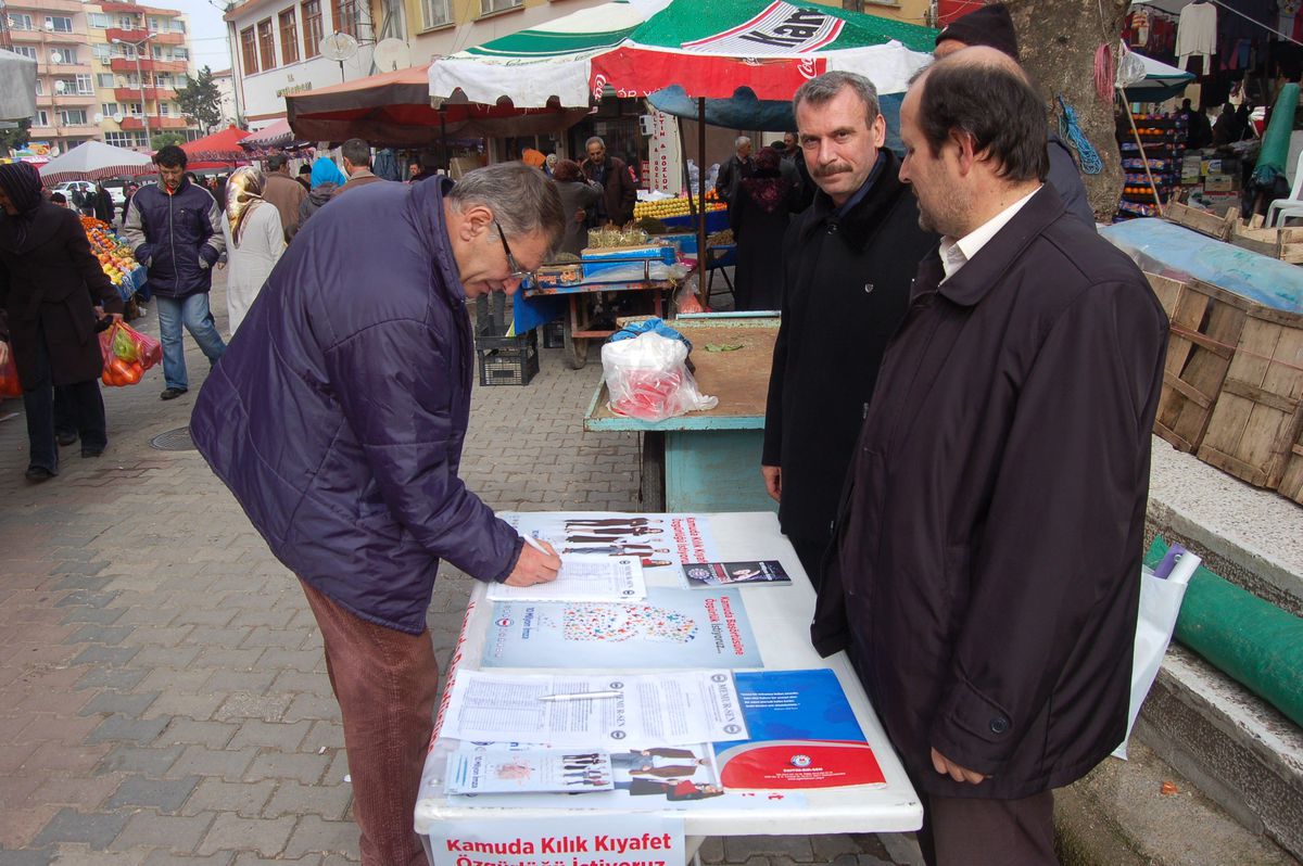 Halk Pazarında İmza Kampanyası