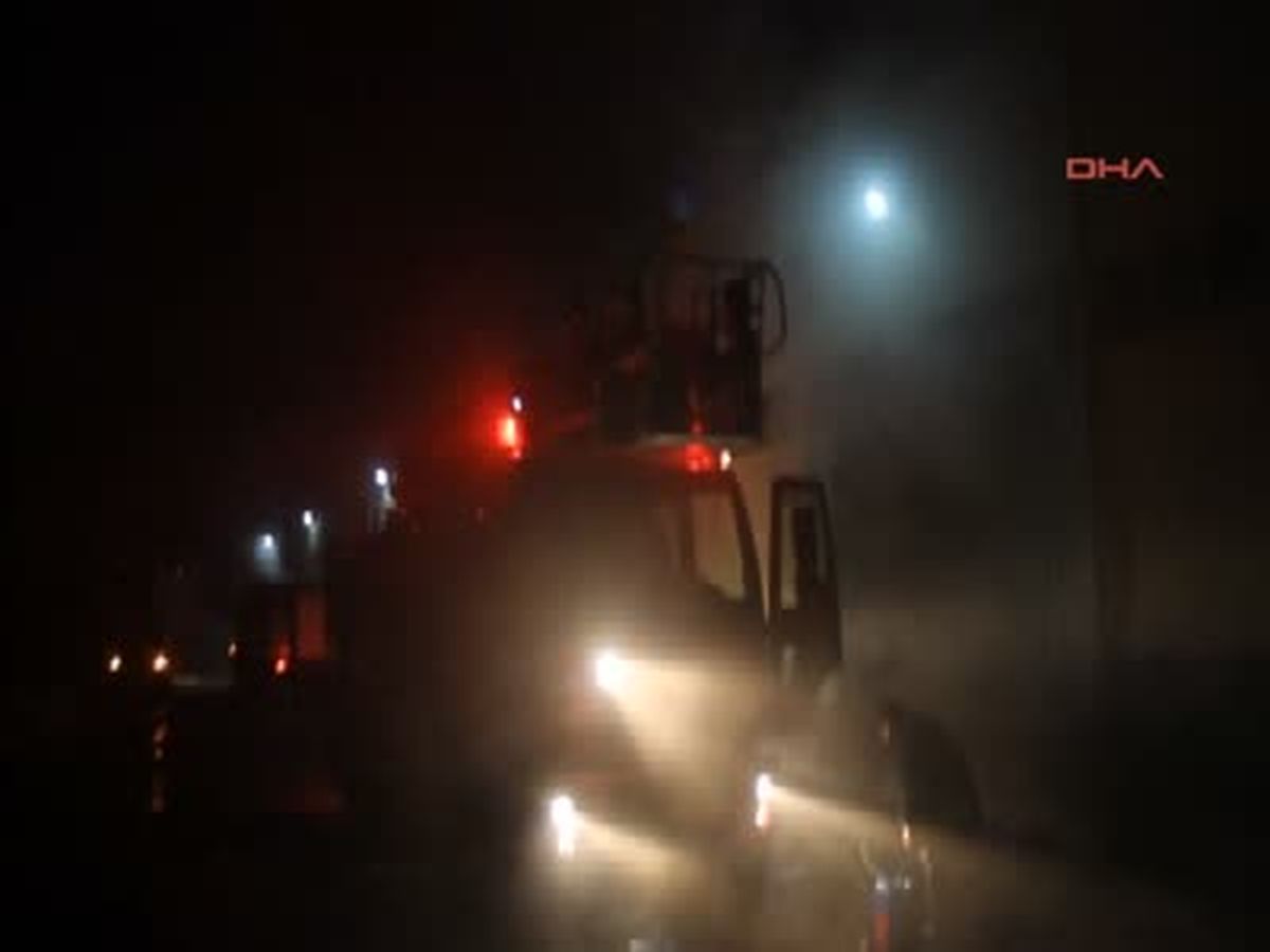 Kayısı Fabrikasında Korkutan Yangın Malatya\'da Kayısı Fabrikasında Çıkan Yangında Depo Kısmında...