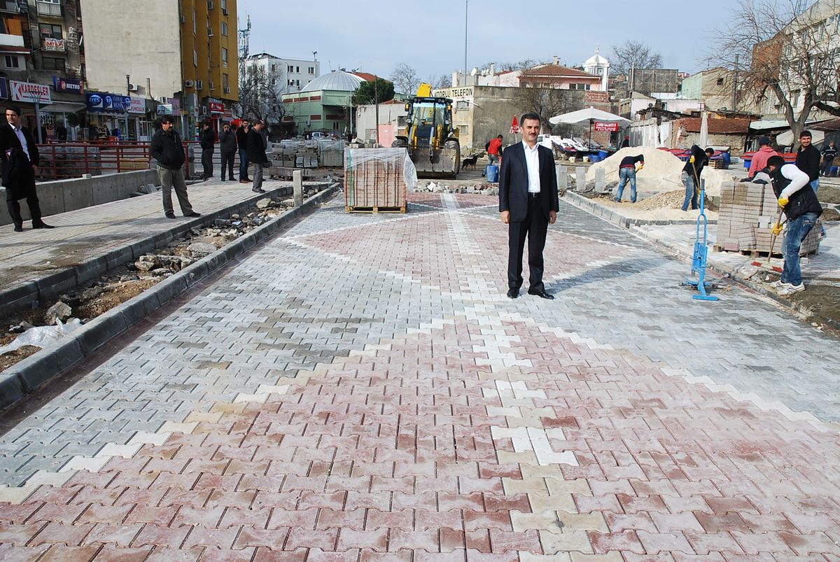 Kent Meydanında Hummalı Çalışma
