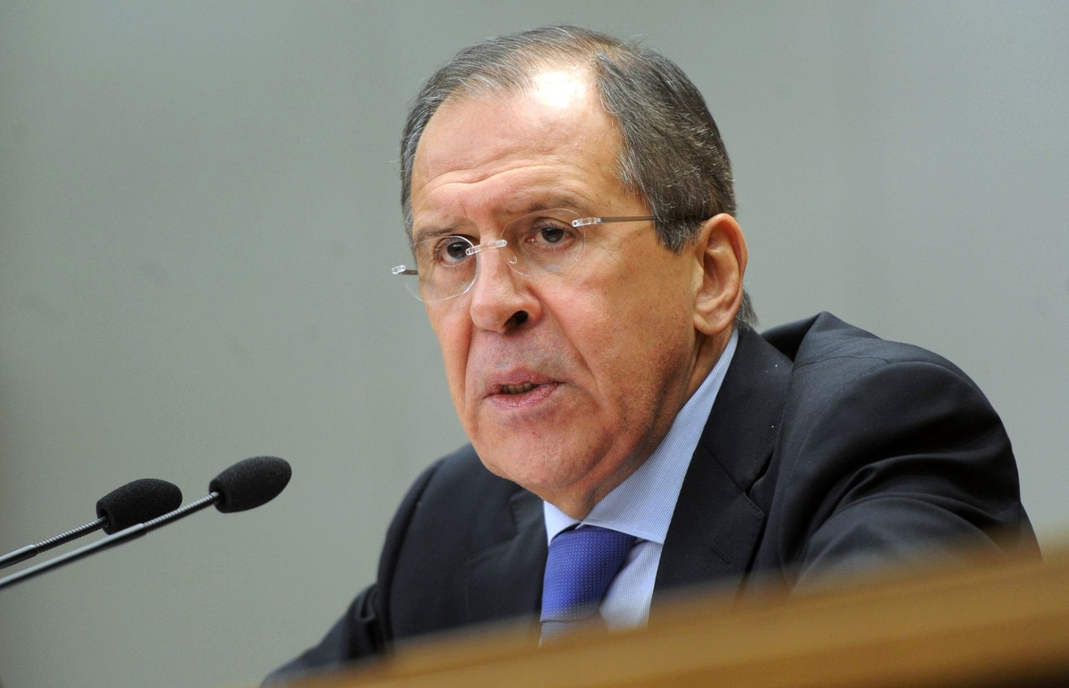 Lavrov: "İran Nükleer Müzakerelere Teşvik Edilmeli"