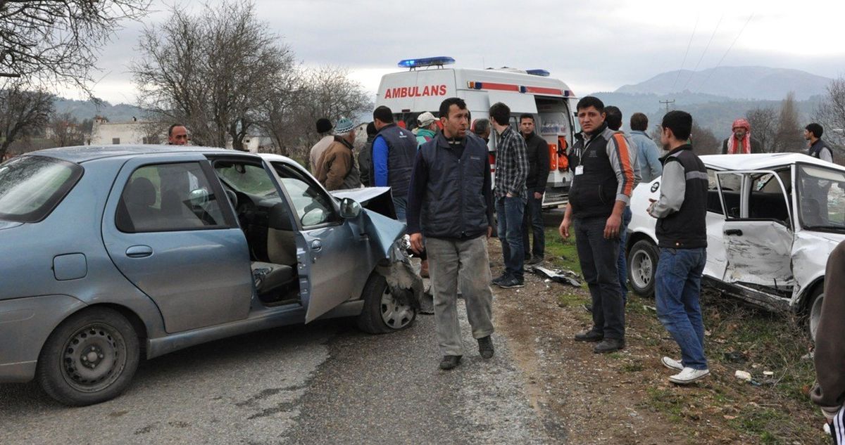 Manisa\'da Trafik Kazası: 3 Yaralı