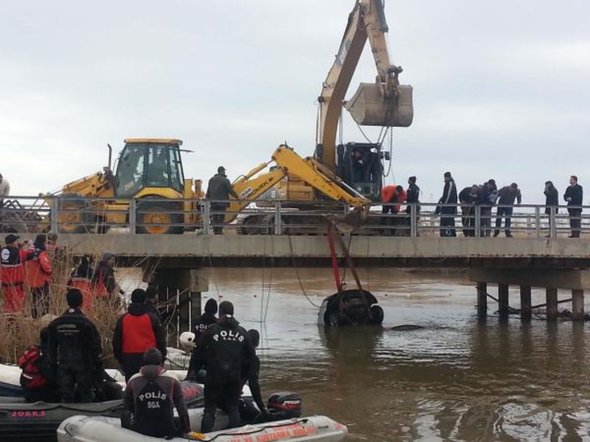 Menderes Nehri\'ne Uçan Araca Ulaşıldı (2)