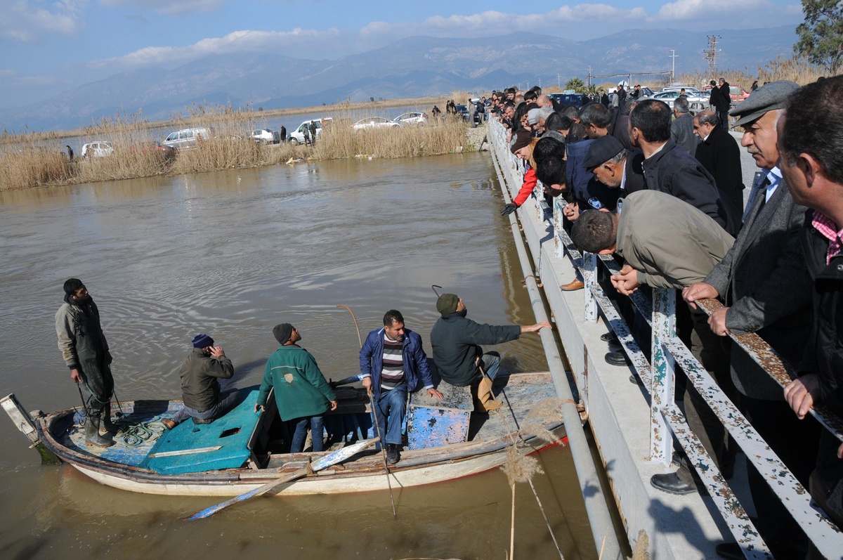 Menderes Nehri\'ne Uçan Otomobile Ulaşıldı (1)
