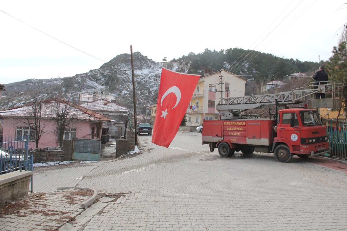 Ölen Güvenlik Görevlisinin Baba Ocağı Bayraklarla Donatıldı