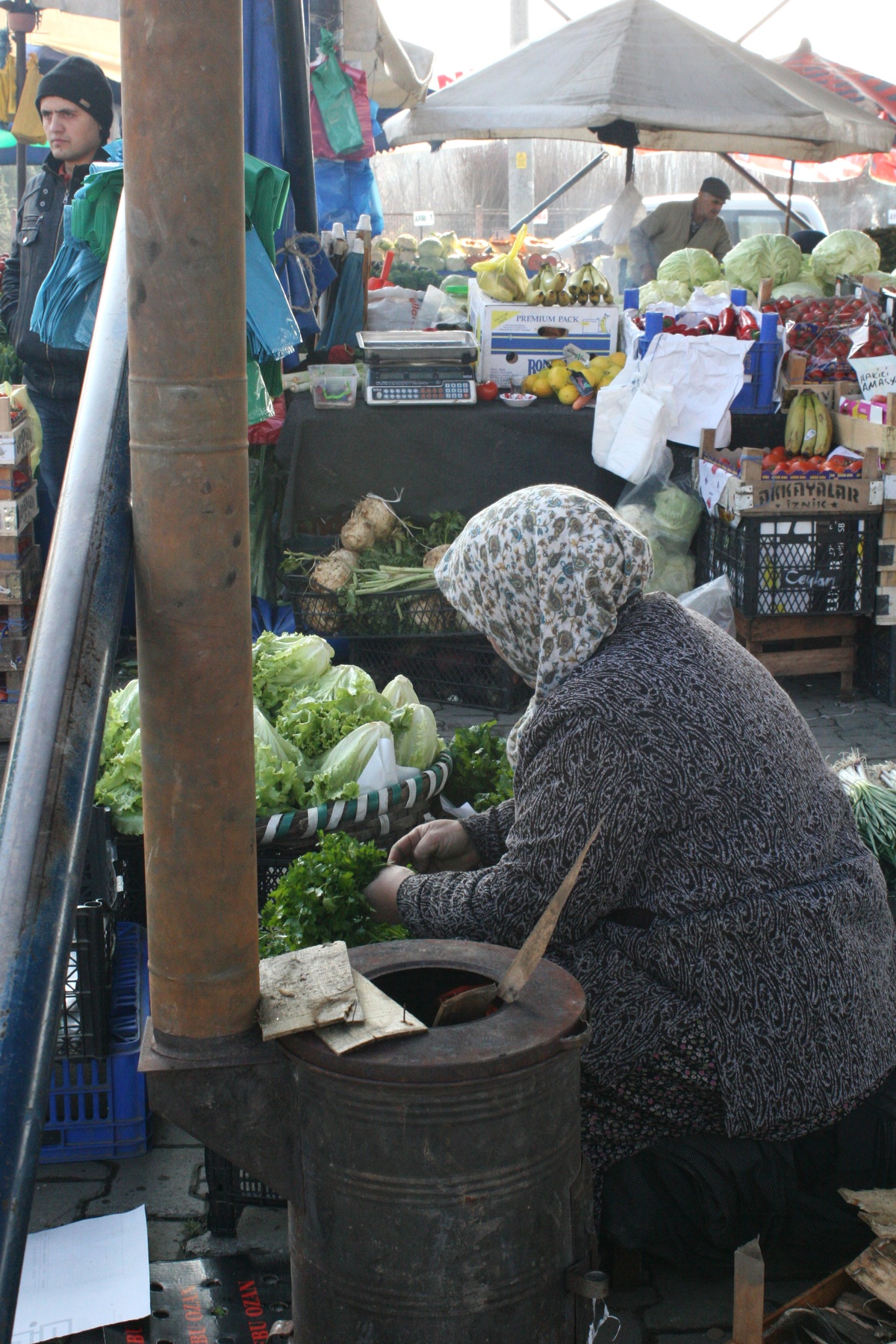 Soğuk Hava Pazar Esnafına Soba Kurdurdu