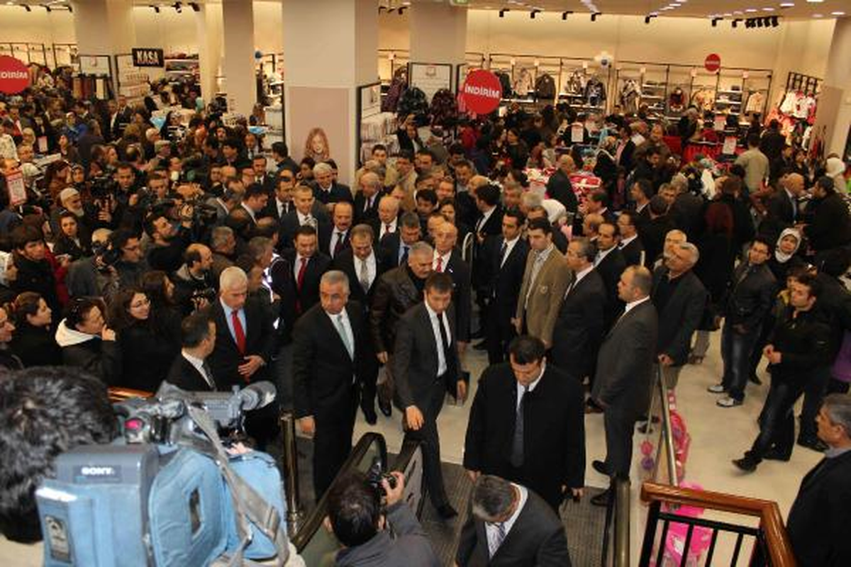 Tedaviye Gelen Bakan Yıldırım Mağaza Açtı
