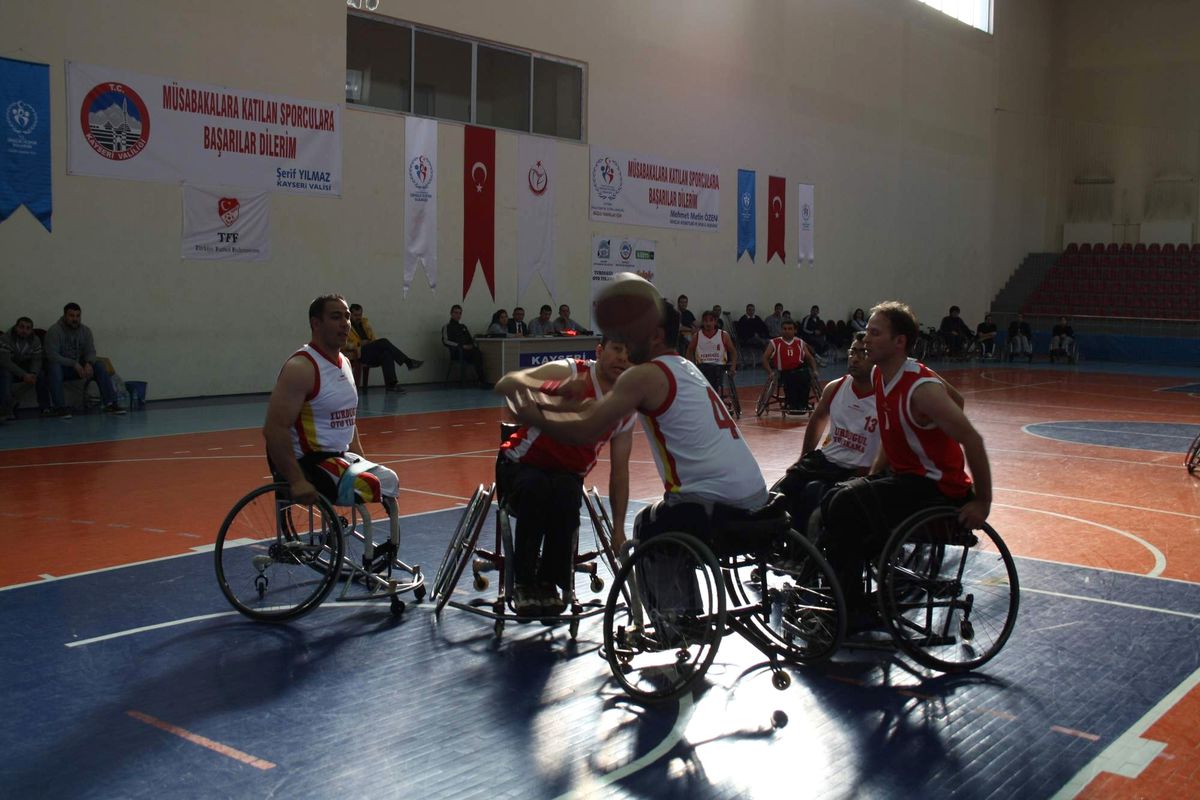 Tekerlekli Sandalyede Yüzler Güldü
