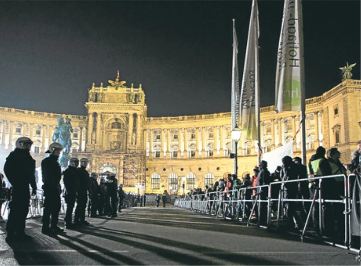 Viyana\'da Aşırı Sağcıların Balo Gecesi Protesto Edildi