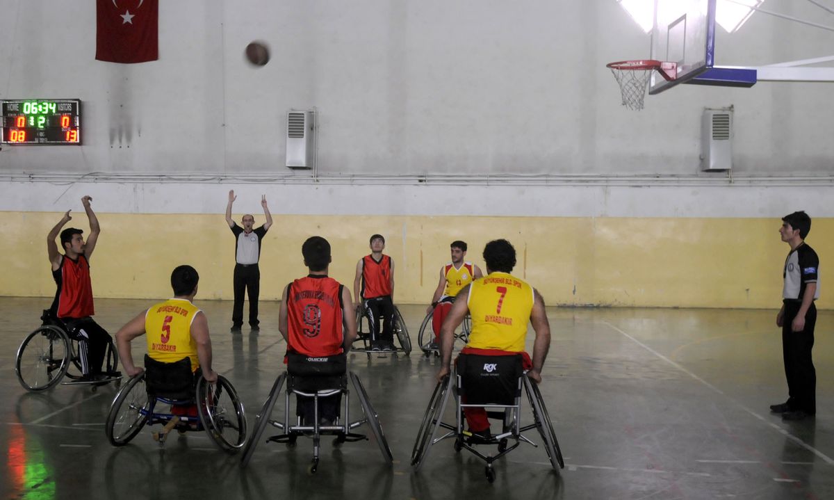 Yüksekova Engelliler Basketbol Takımı Üçüncü Galibiyetini Aldı