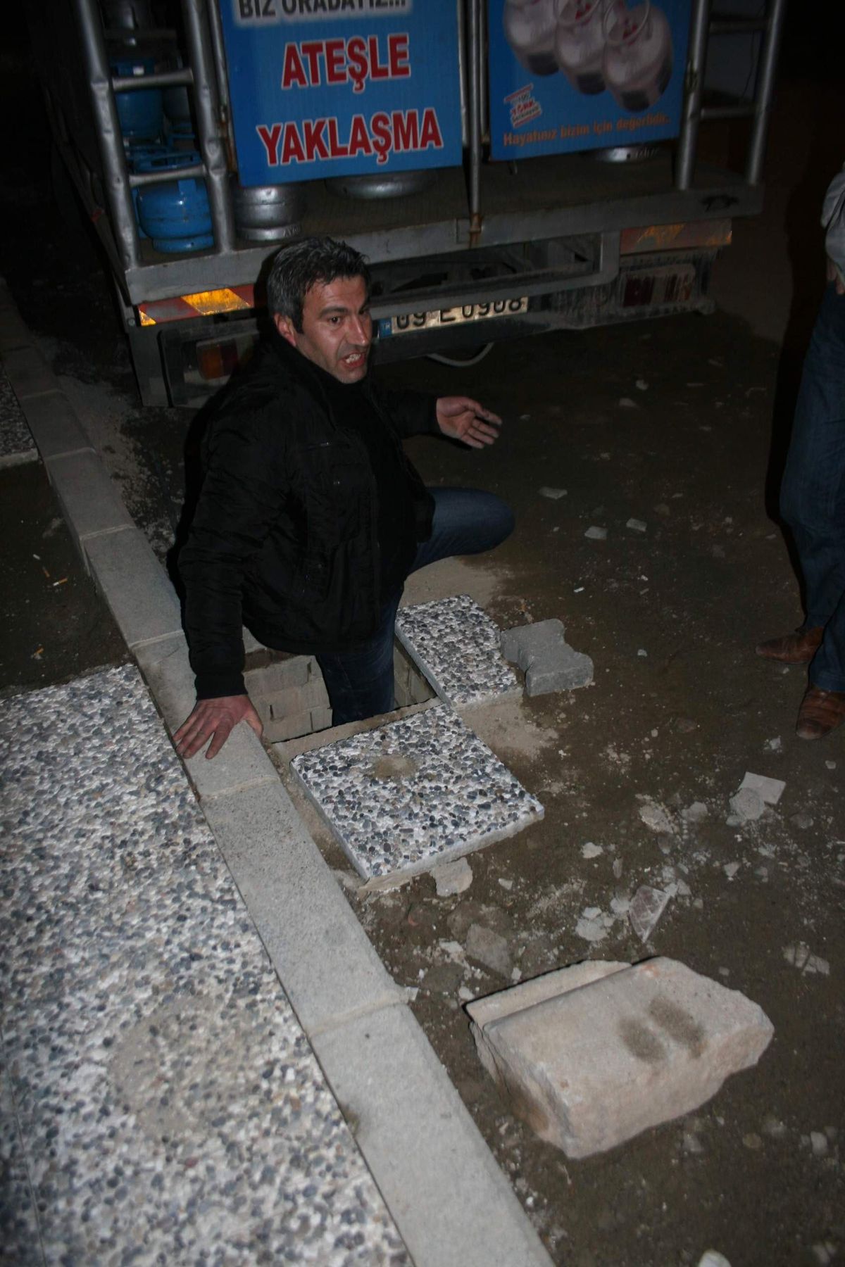 Altyapı Çukuruna Düşen Şahsı İtfaiye Kurtardı