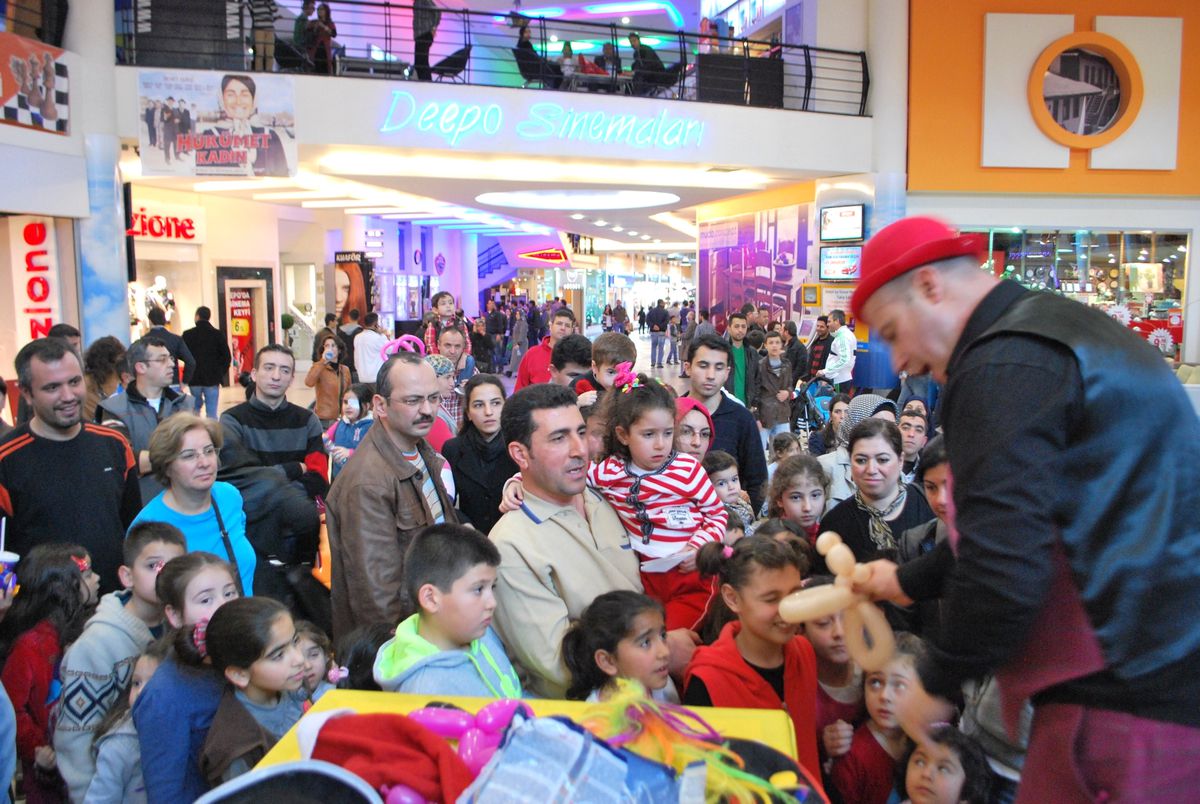 Deepo Balon Şovla Renklendi