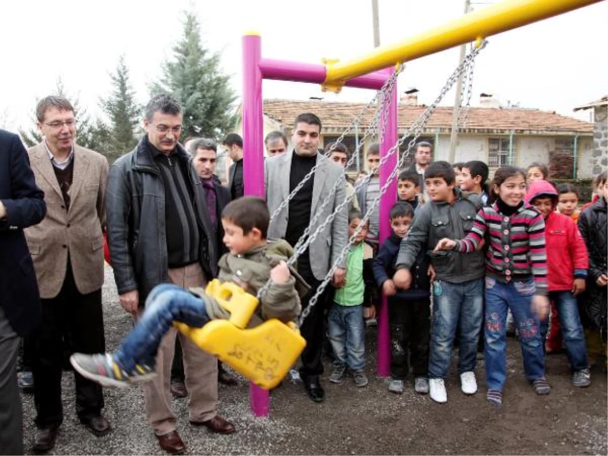 Köye Yapılan Çocuk Parkını Vali Güvenç Açtı