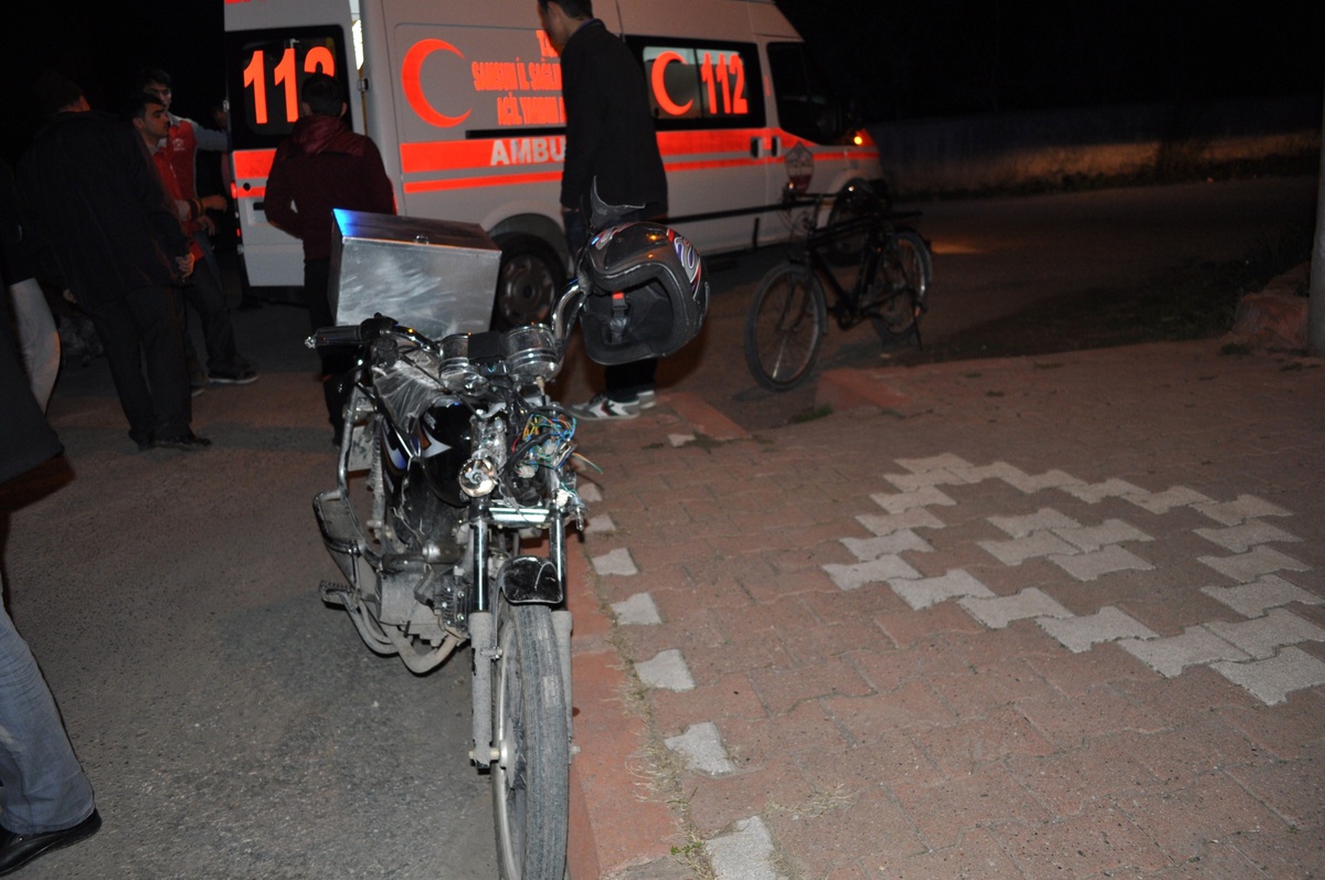 Motosikletle Kamyonet Çarpıştı: 1 Yaralı